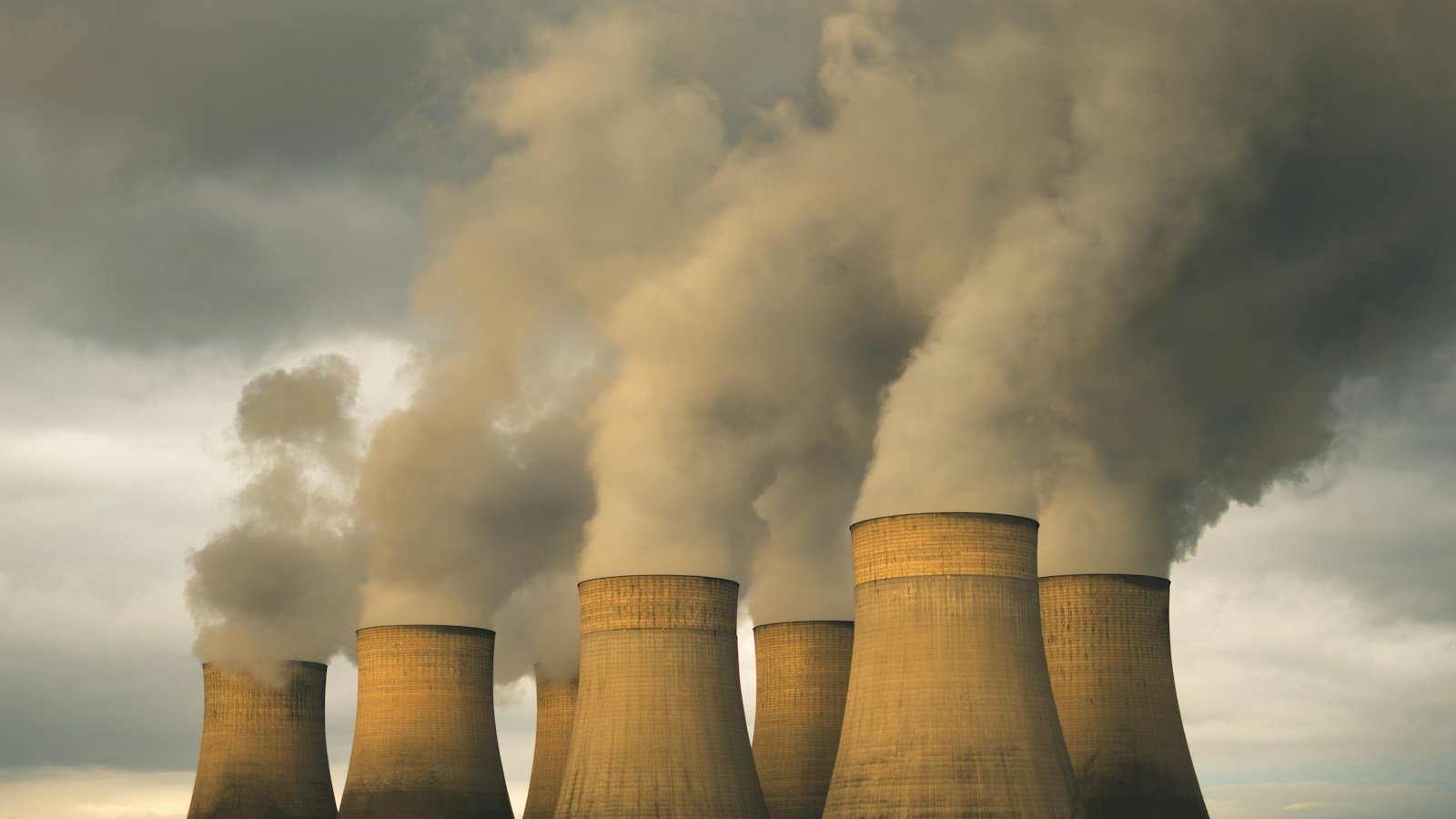 Ciminiere e torri di raffreddamento di una centrale a carbone che emettono fumo