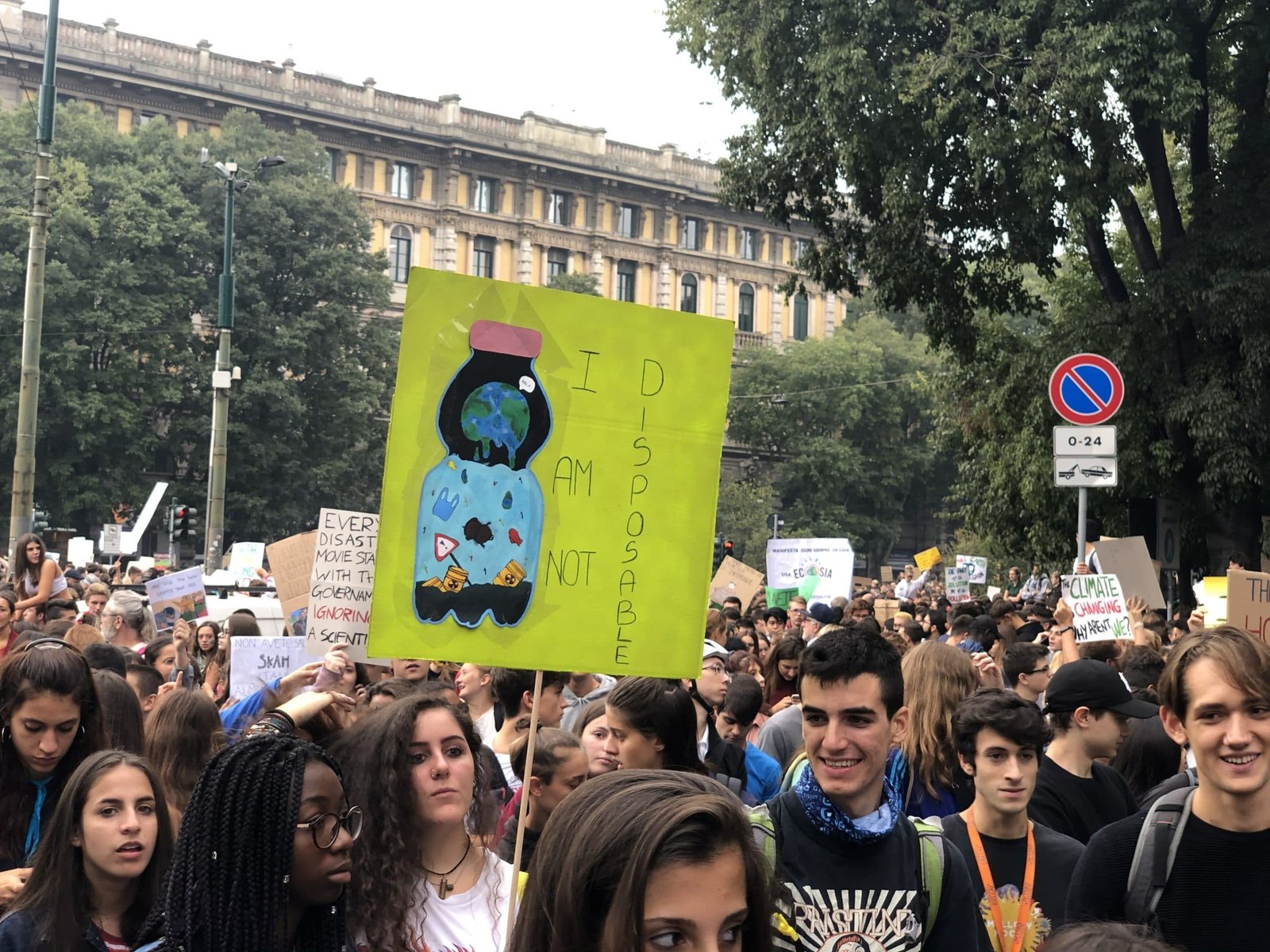 Cartello con il pianeta chiuso in un barattolo