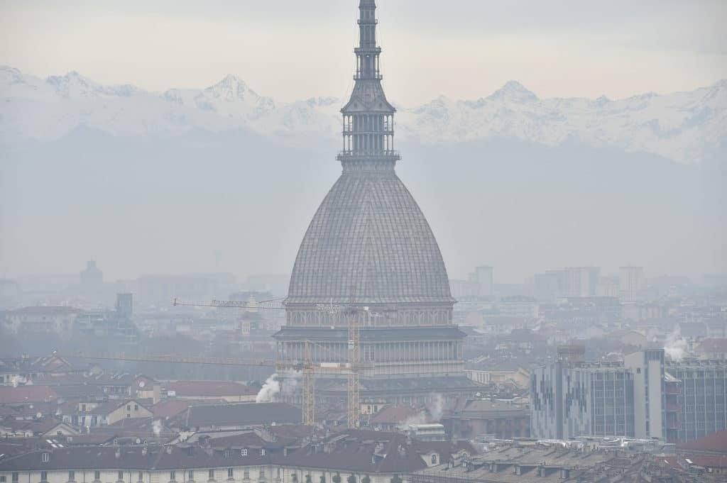 La Mole Antonelliana di Torino avvolta dallo smog