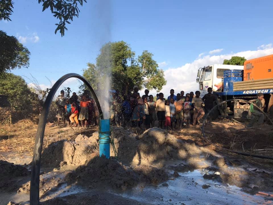 Perforazione del pozzo in Malawi con la prima acqua che sgorga