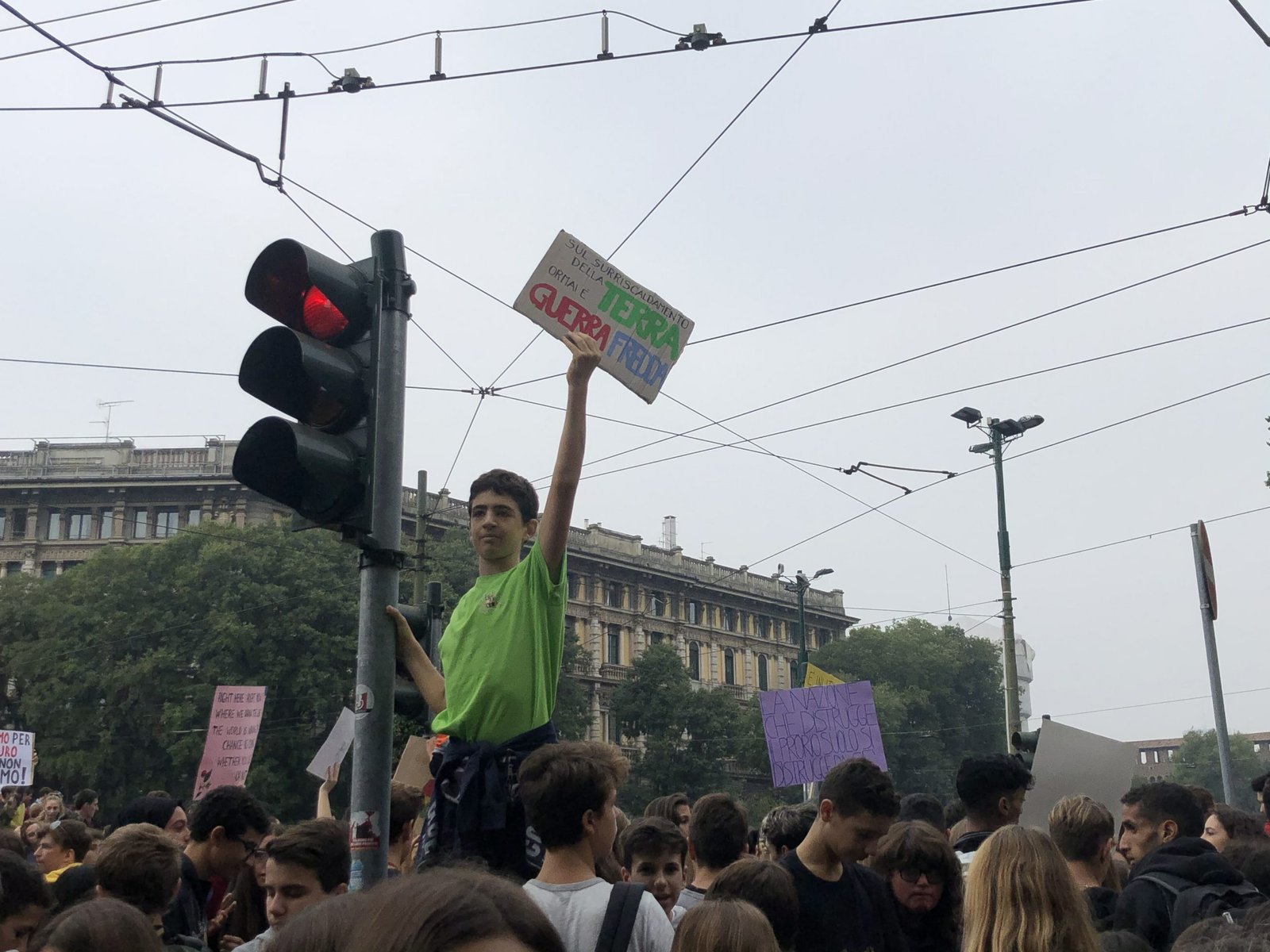 Manifestante su un palo durante il corteo per il clima di Milano