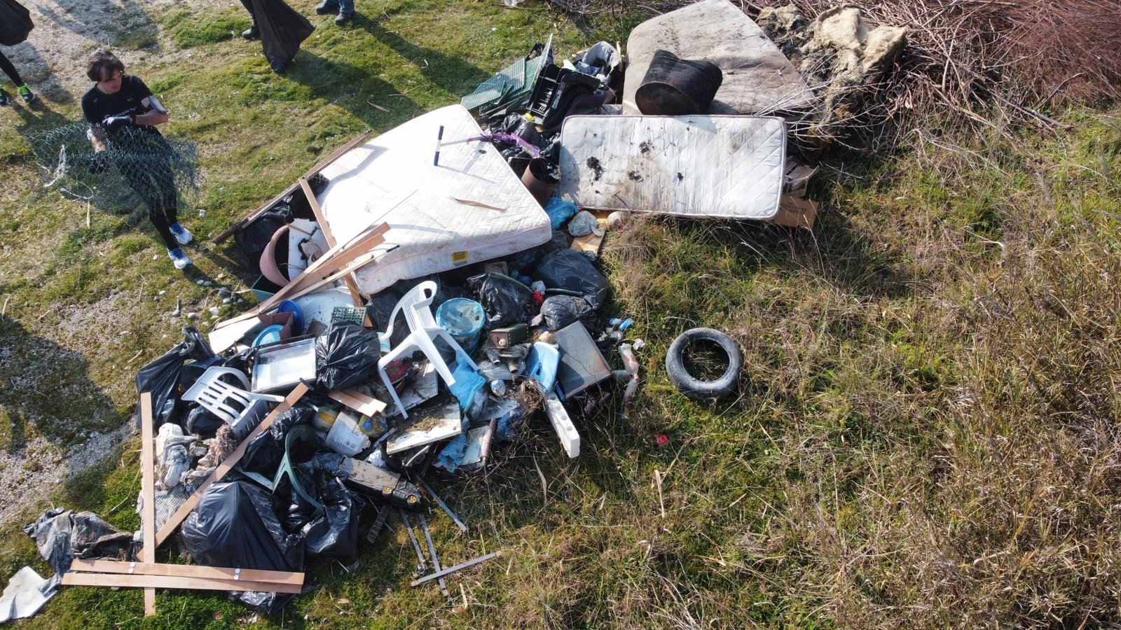 Cumulo di rifiuti raccolti durante una giornata Plastic Pull