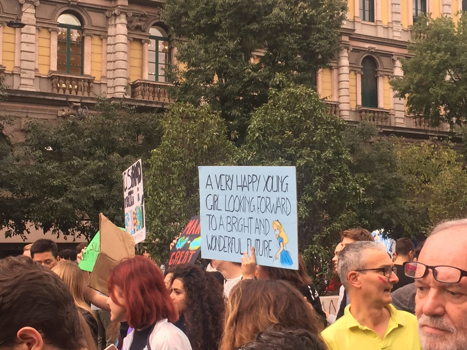 Cartello con un messaggio per il futuro dei più giovani