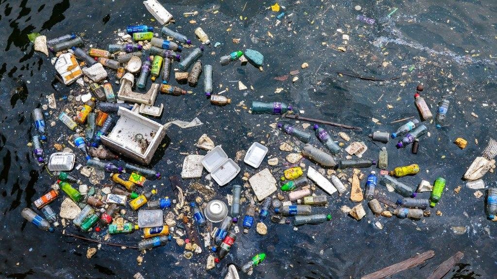 Plastica galleggiante fotografata dall'alto