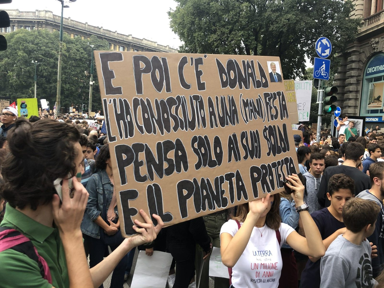 Cartello sul prezzo pagato dal pianeta alla politica