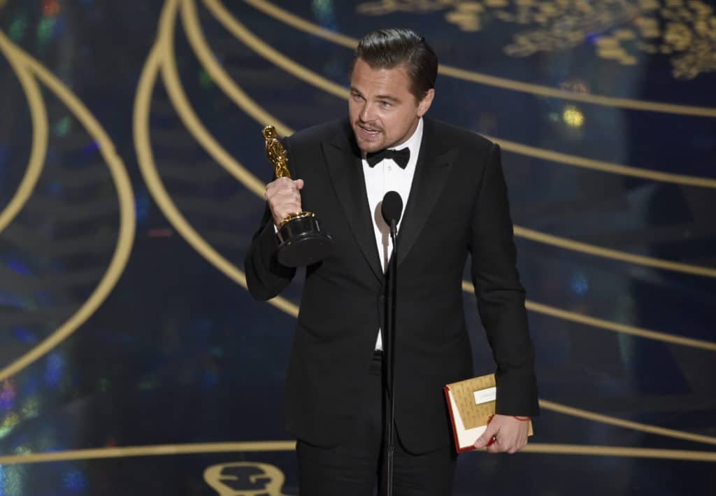 Leonardo DiCaprio con la statuetta dell'Oscar