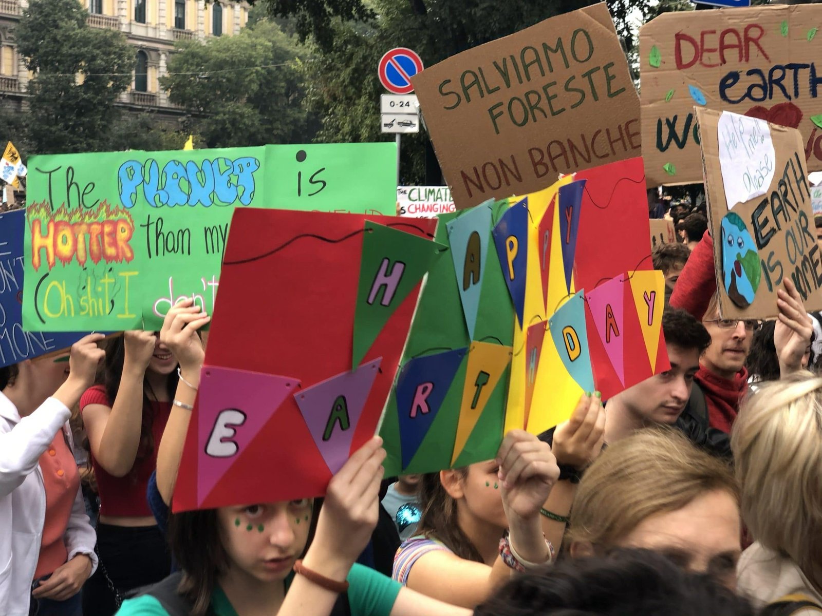 Cartelli colorati durante il Climate Strike di Milano