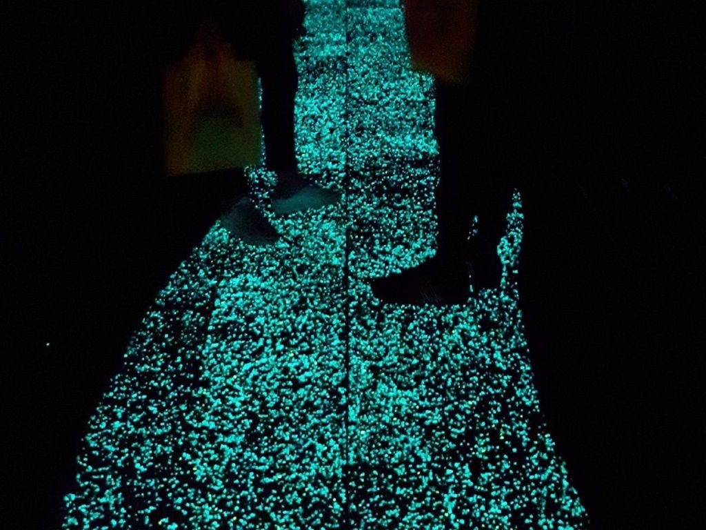Abito luminescente fotografato al buio