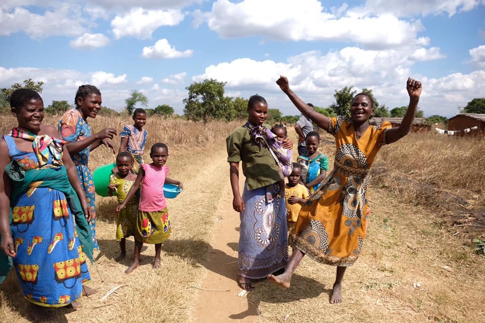 Bambine che corrono lungo una strada sterrata in Malawi