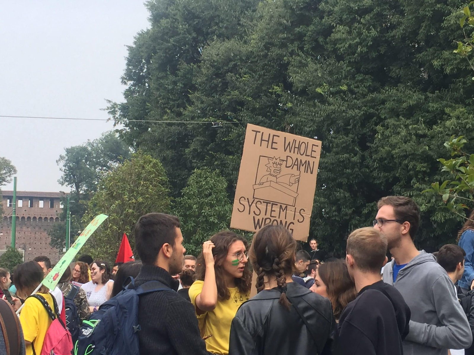 Cartello sul sistema da cambiare al corteo per il clima