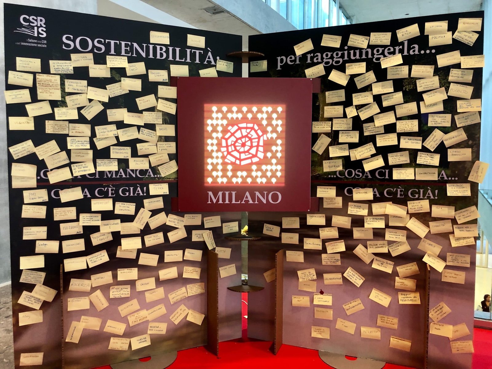 Installazione con i messaggi dei visitatori del Salone della CSR
