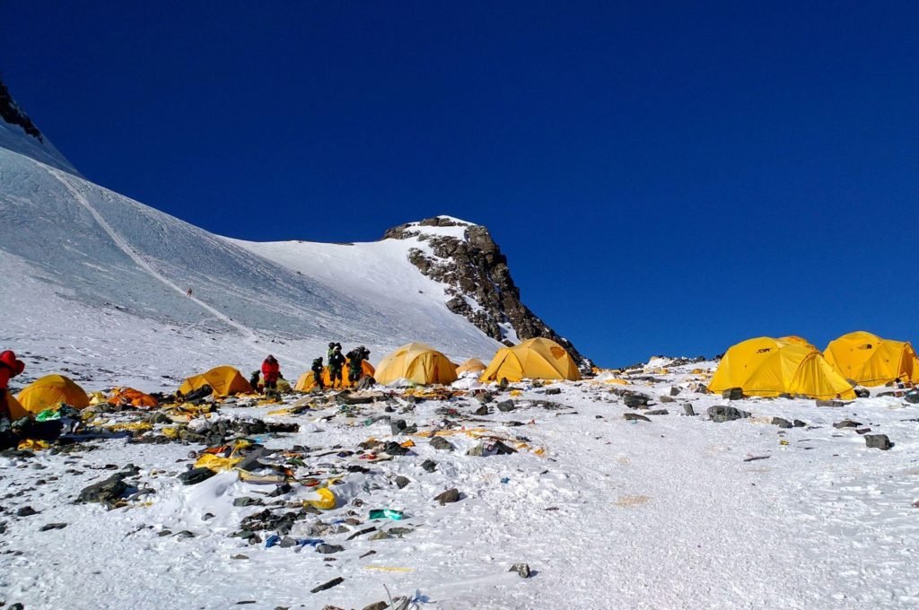 Rifiuti e tende abbandonate al campo base dell'Everest