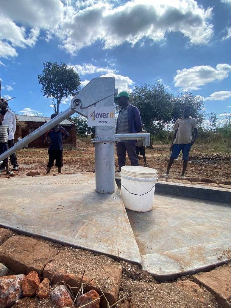 Pompa d'acqua appena completata in un villaggio del Malawi