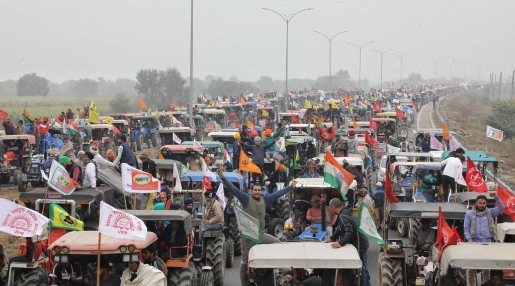 Corteo di trattori durante la protesta degli agricoltori in India