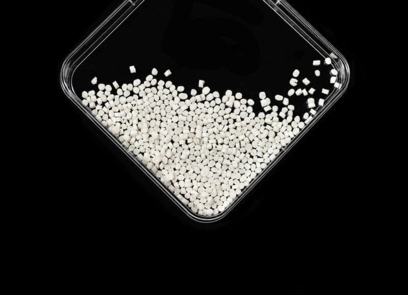 Granuli di plastica vergine in un contenitore
