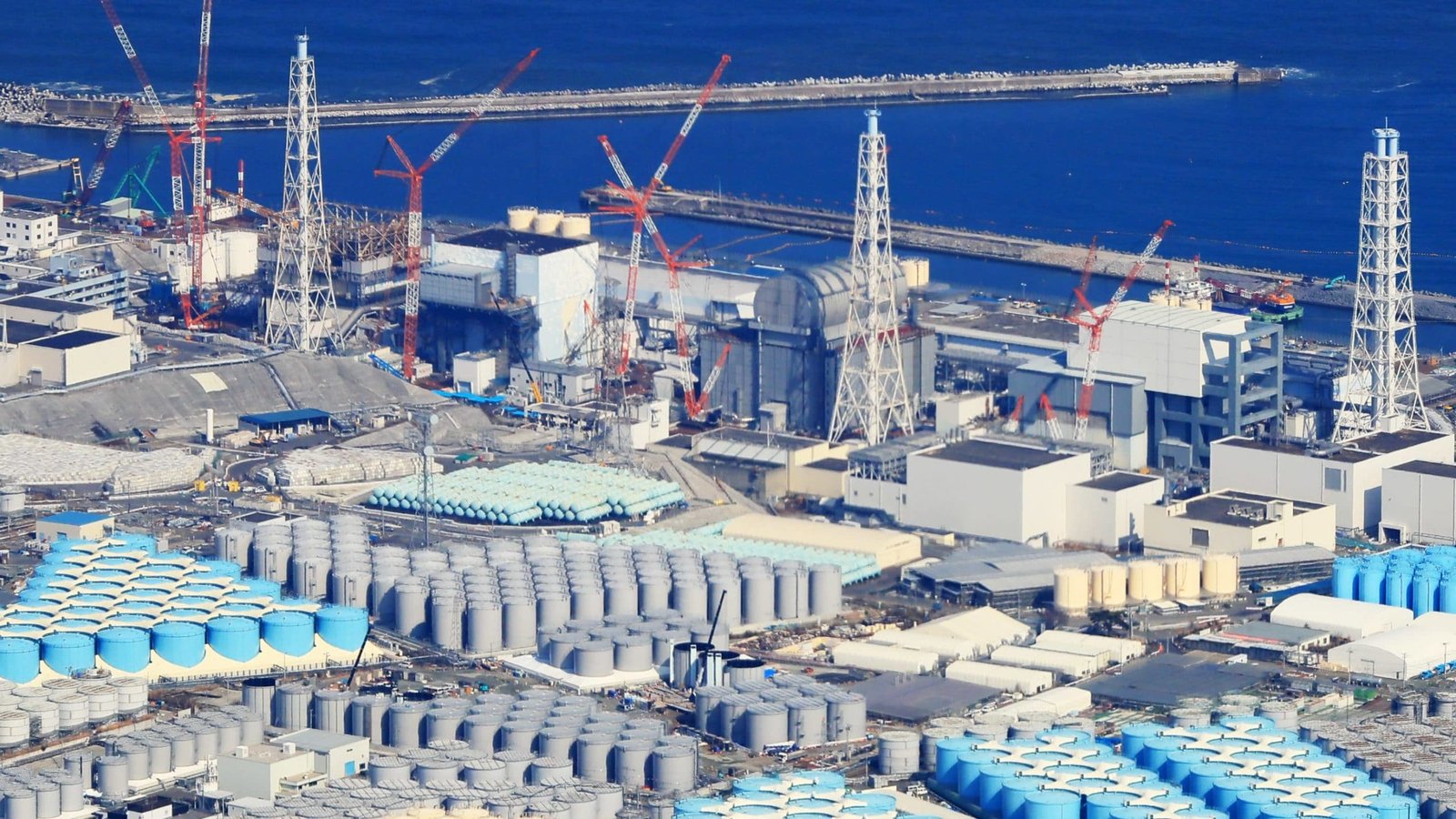 Serbatoi di acqua contaminata nella centrale di Fukushima