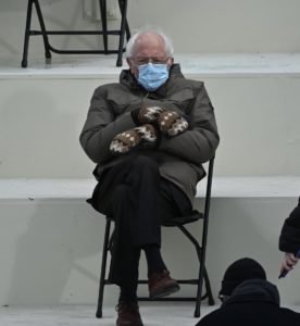Bernie Sanders con i guanti di lana riciclata all'insediamento presidenziale