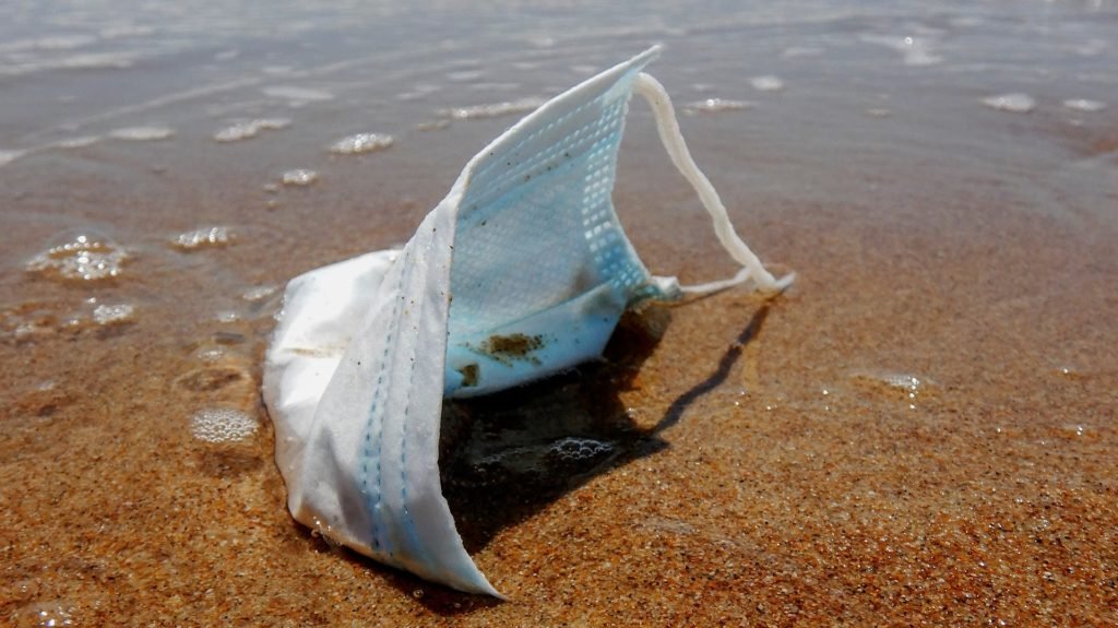 Mascherina chirurgica abbandonata sulla sabbia