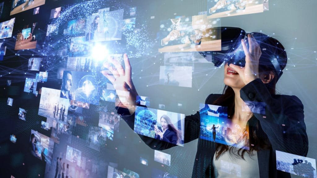 Persona che interagisce con schermi virtuali