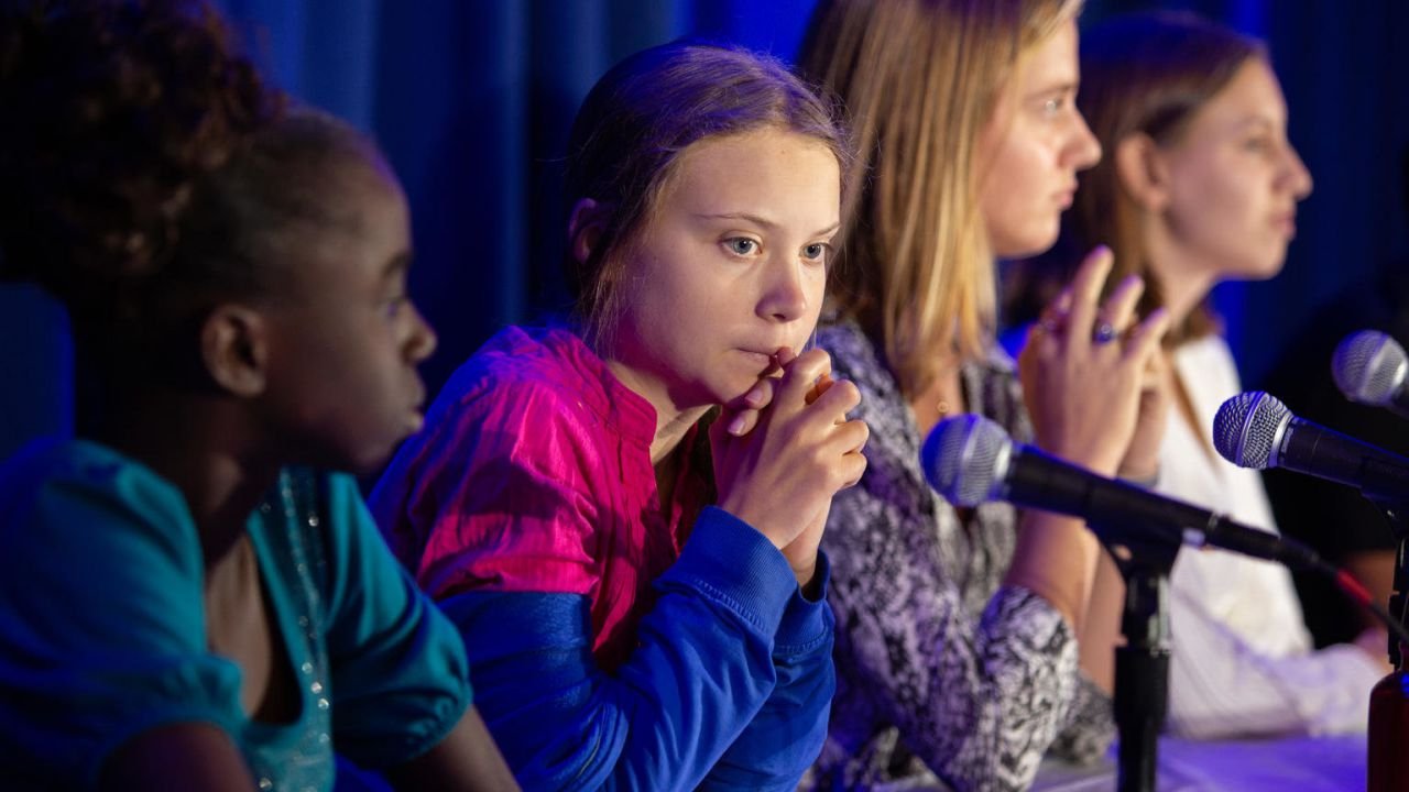 Greta Thunberg e altre giovani attiviste durante un intervento pubblico