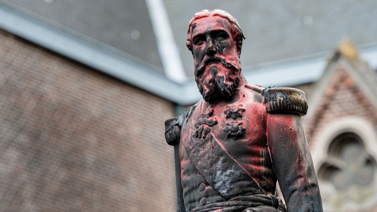 Statua imbrattata di vernice rossa