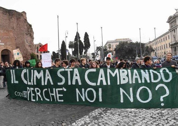 Corteo per il clima con lo striscione Il clima sta cambiando perché noi no