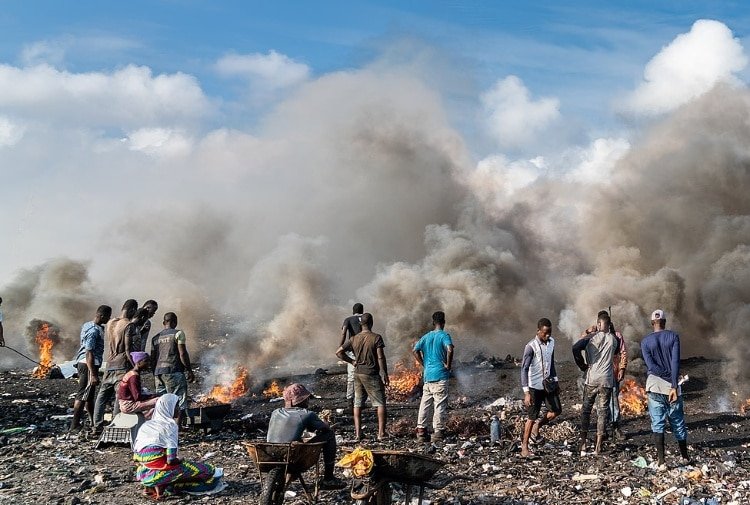 Roghi di rifiuti elettronici nella discarica di Agbogbloshie in Ghana