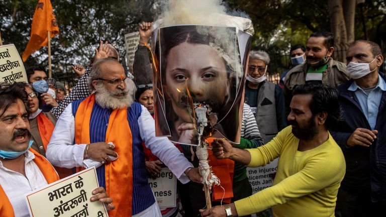 Manifestanti che bruciano l'immagine di Greta Thunberg in India