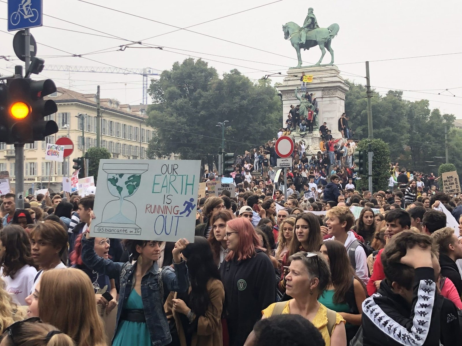 Corteo per il clima in piazza con il cartello Our earth is running out