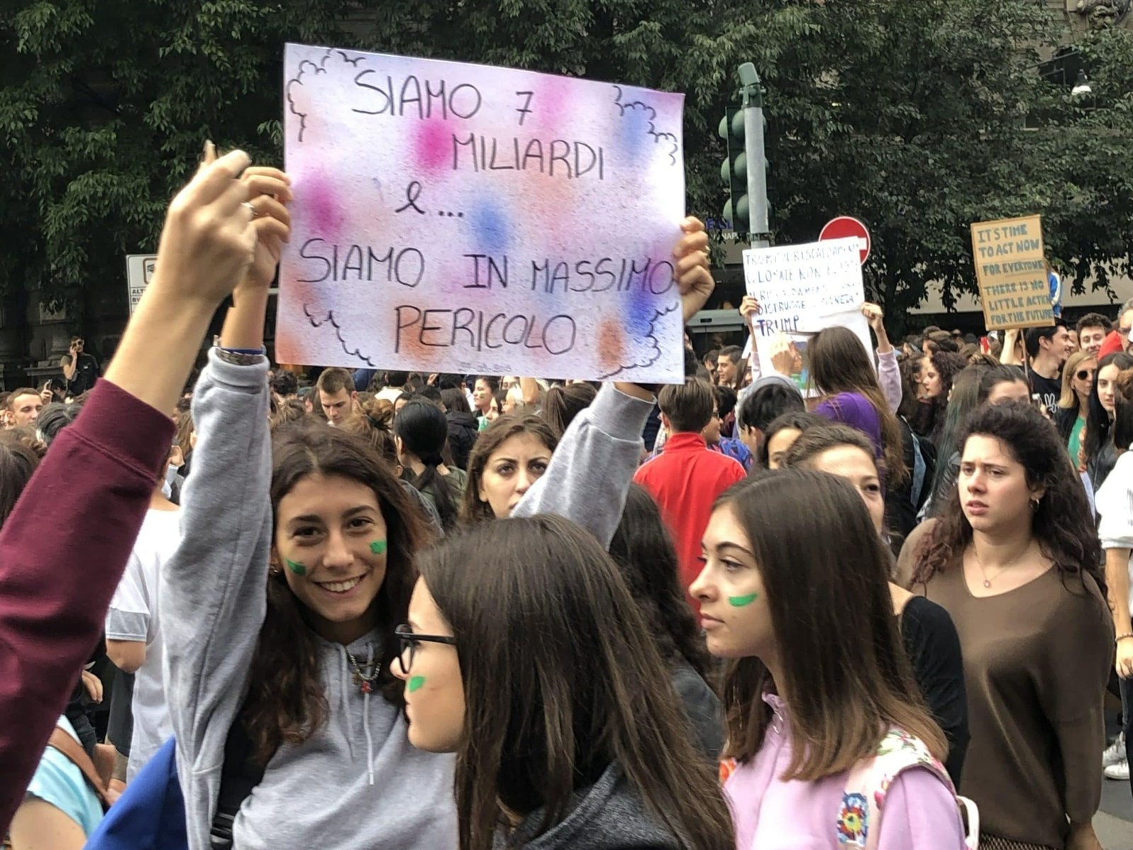 Cartello Siamo 7 miliardi e siamo in massimo pericolo