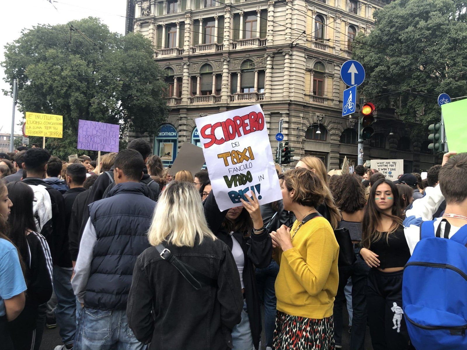 Cartello di sciopero per il futuro al corteo di Milano