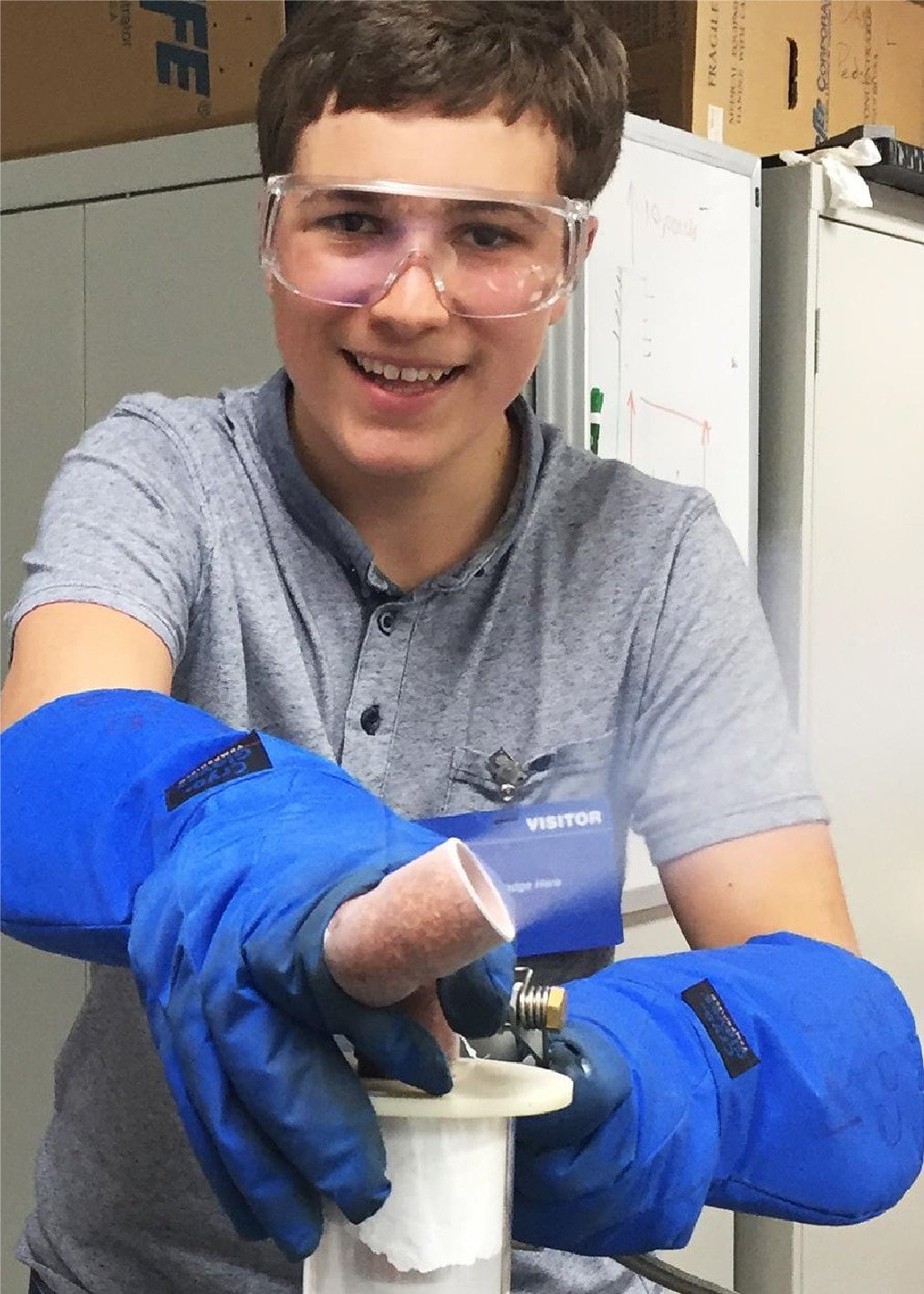 Fionn Ferreira al lavoro sul suo esperimento contro le microplastiche
