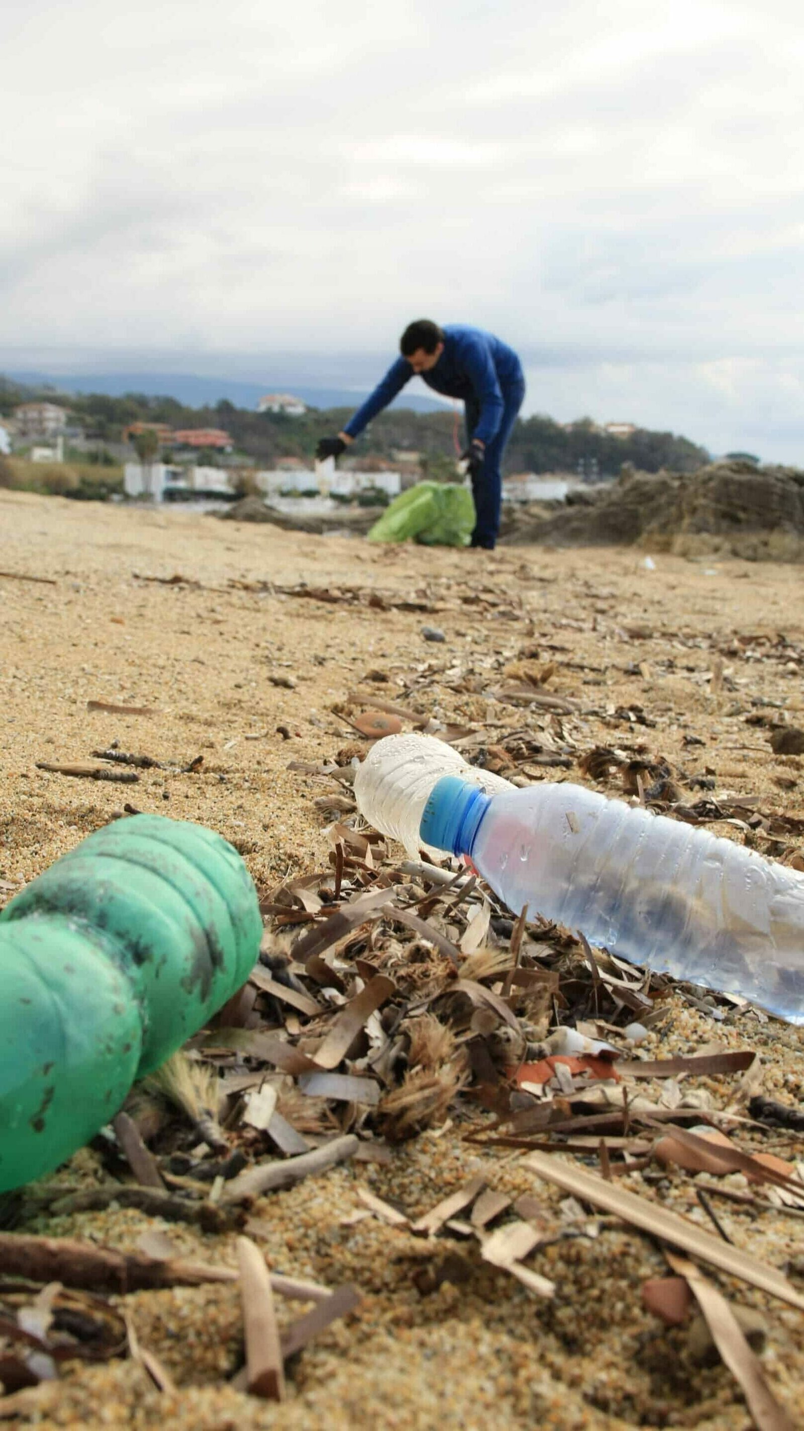 Bottiglie di plastica abbandonate sulla sabbia durante una raccolta