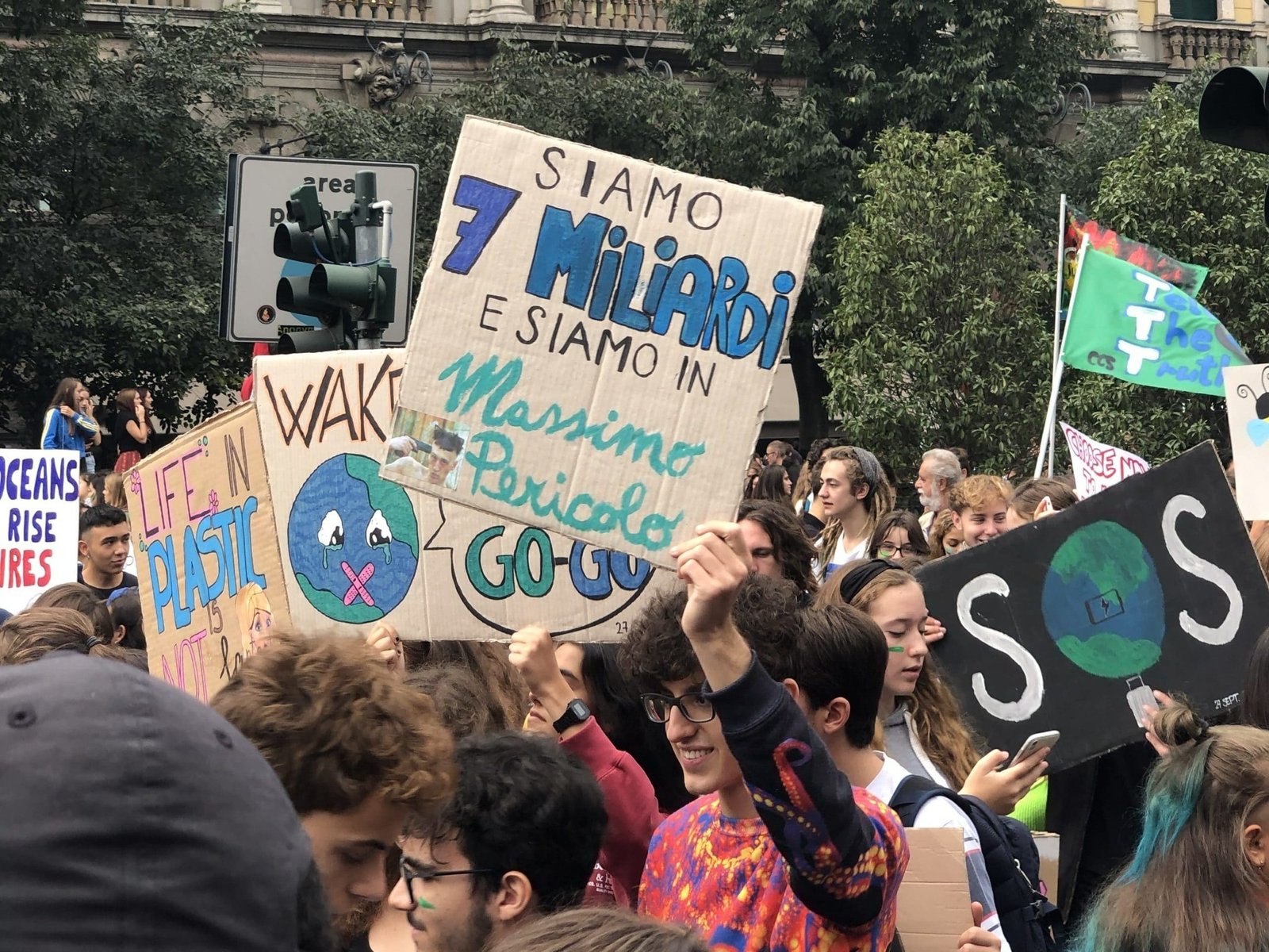 Cartelli Siamo 7 miliardi e SOS al corteo per il clima