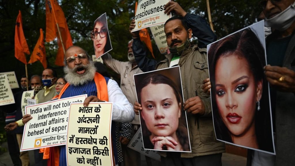 Manifestanti in India con le foto di Greta Thunberg e Rihanna