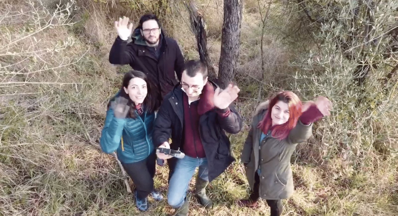 Foto di gruppo del team Piantando tra gli alberi