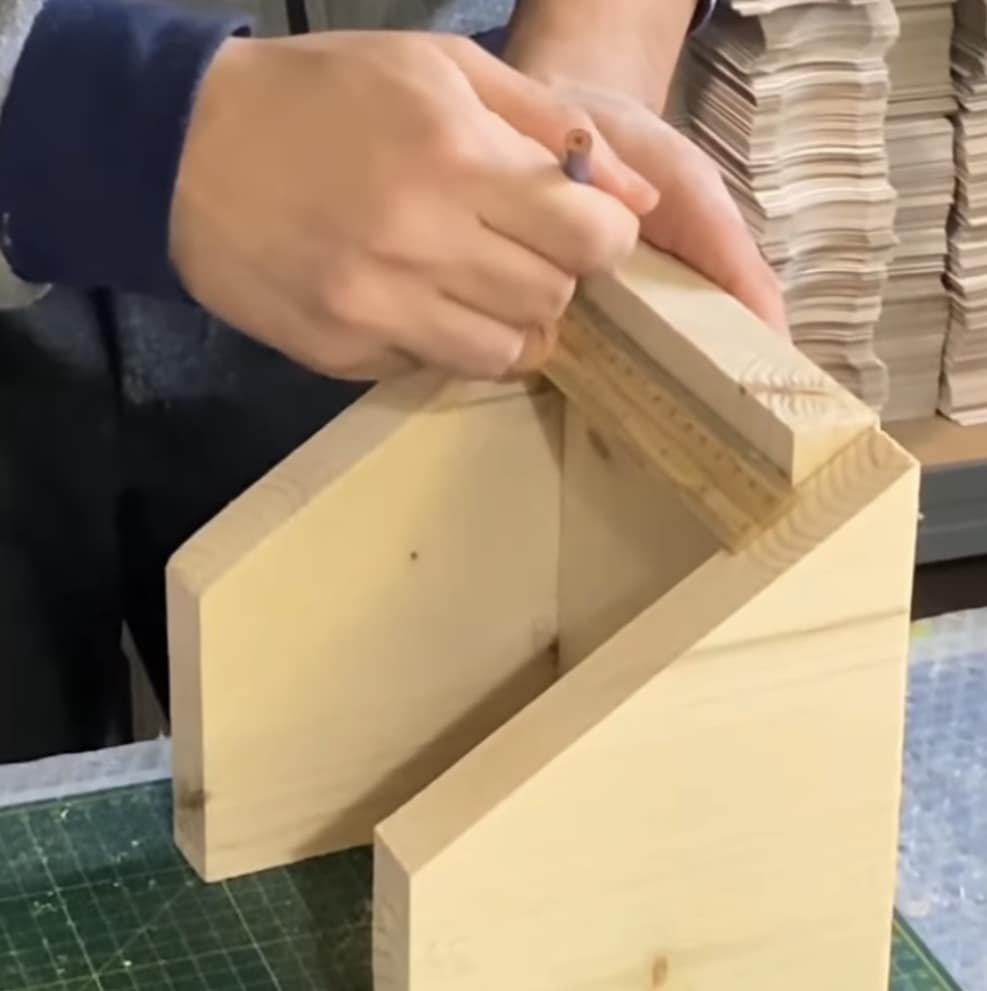 Assemblaggio a mano delle assi di legno di un nido artificiale