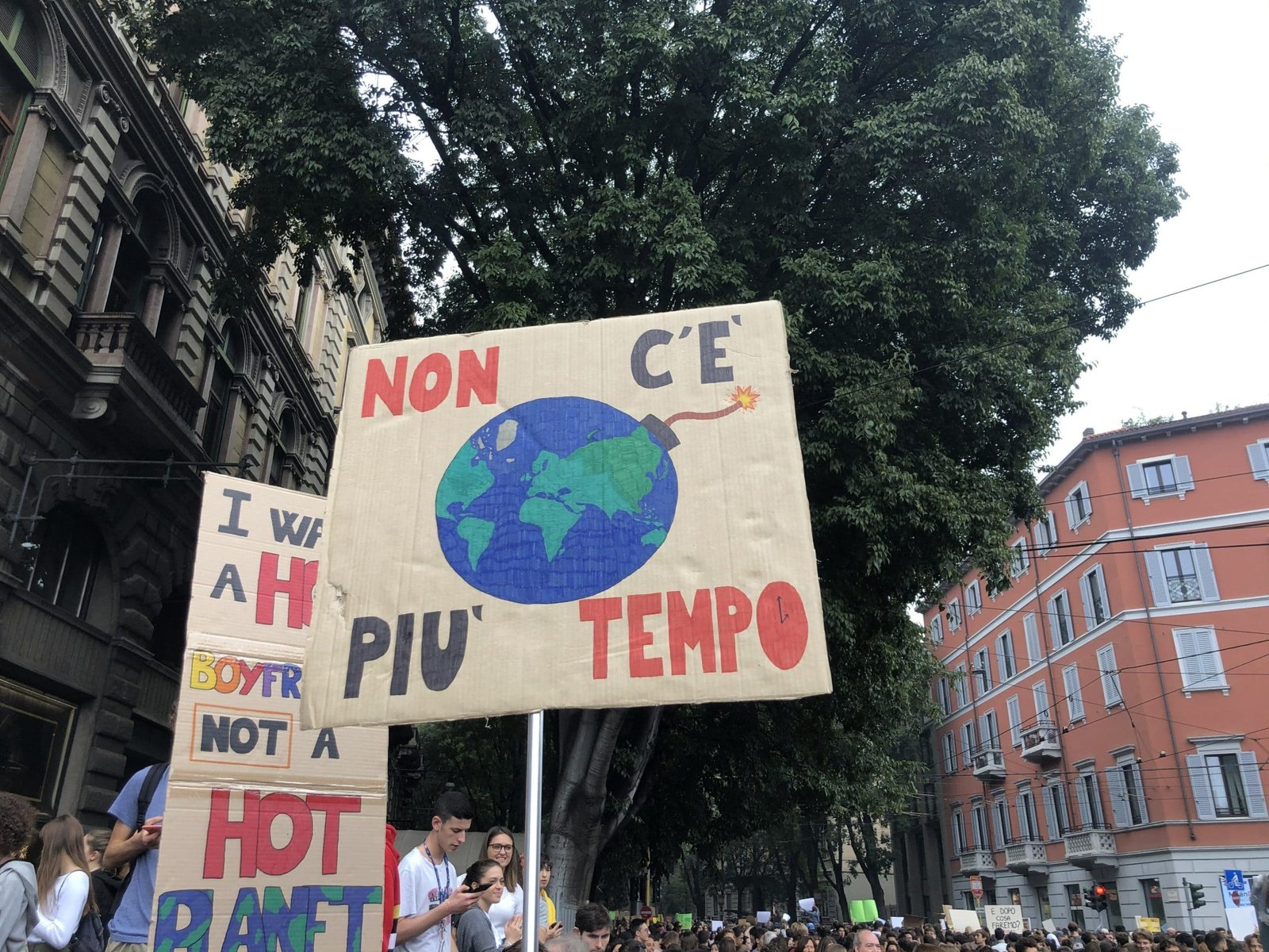 Cartello Non c'è più tempo al corteo per il clima di Milano