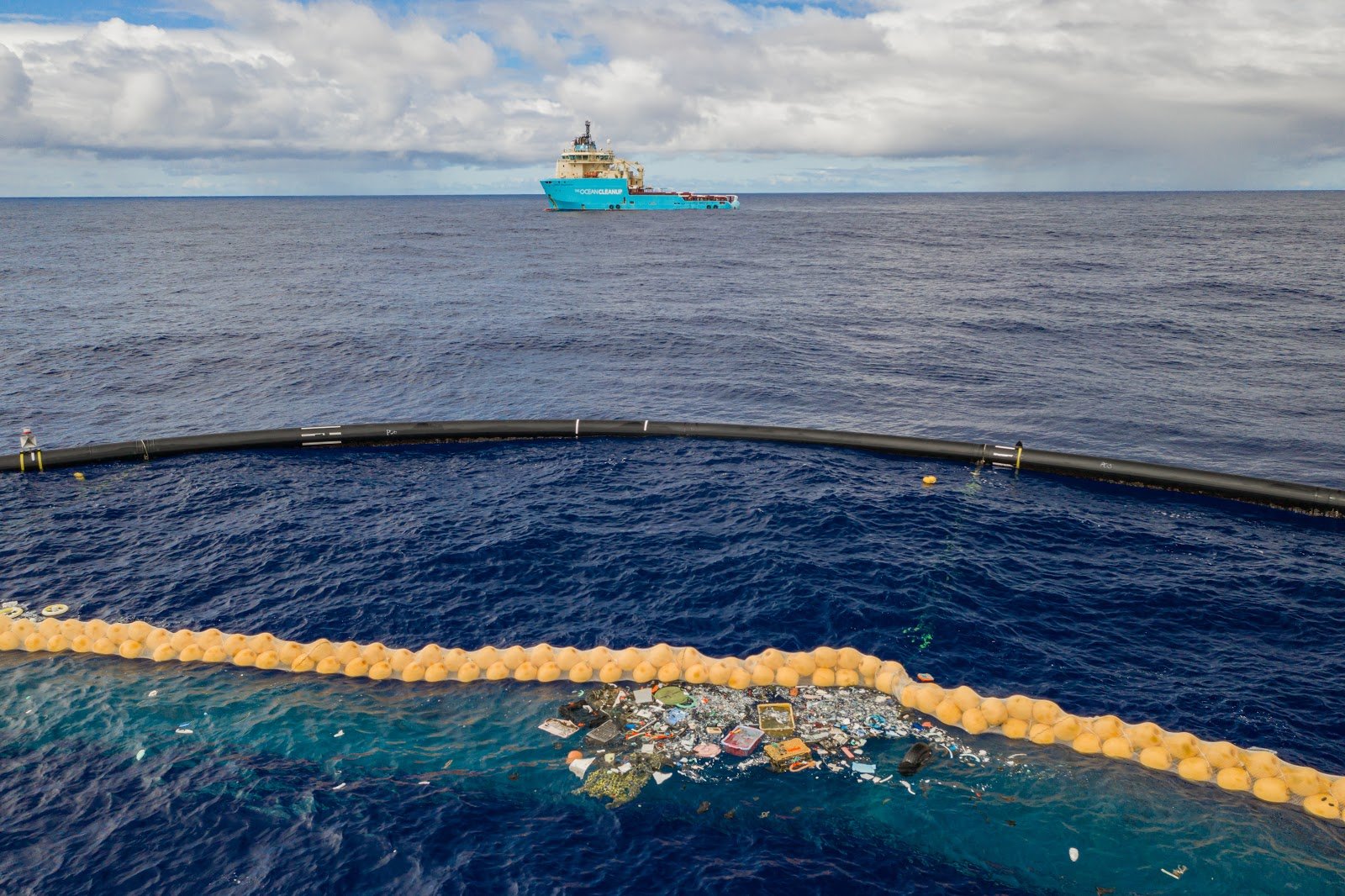 Barriera galleggiante di The Ocean Cleanup in mare aperto