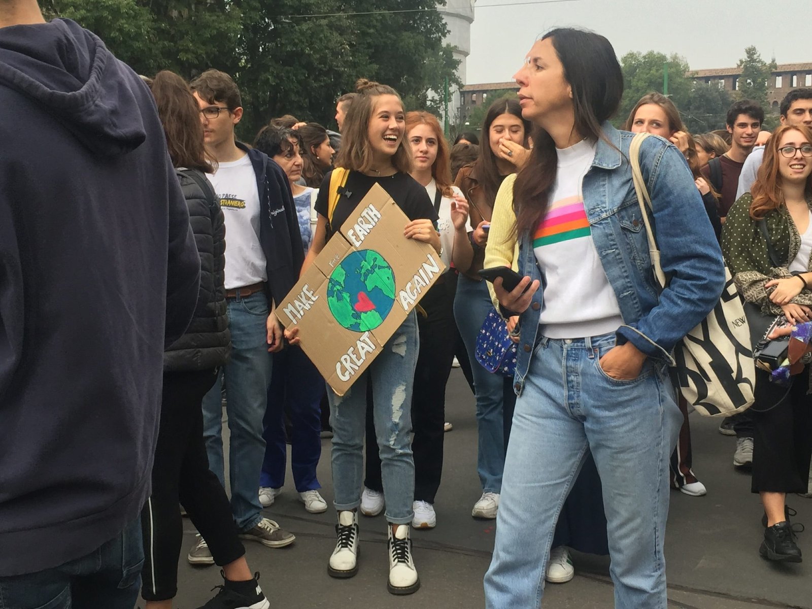 Manifestanti con cartelli a forma di pianeta
