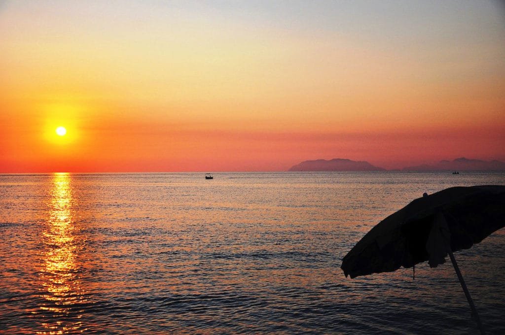 Tramonto sul mare delle Isole Eolie