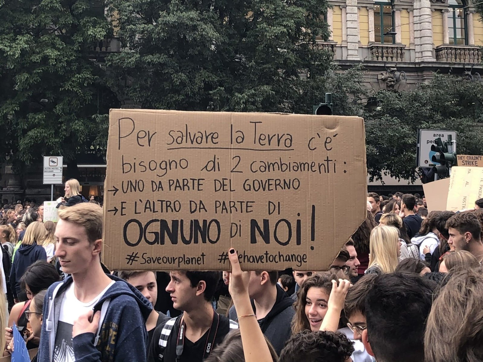 Cartello sui due cambiamenti necessari per salvare la Terra