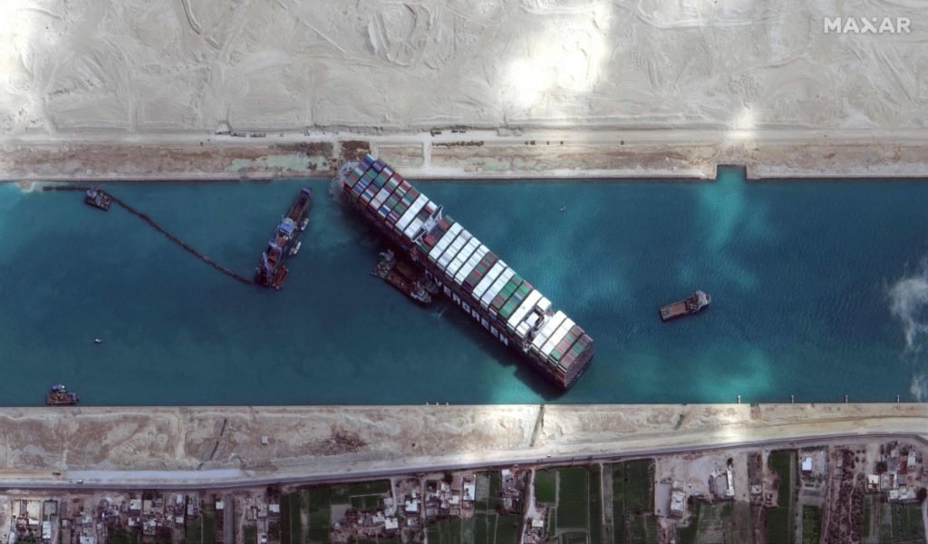 Immagine satellitare della nave portacontainer incagliata nel canale di Suez