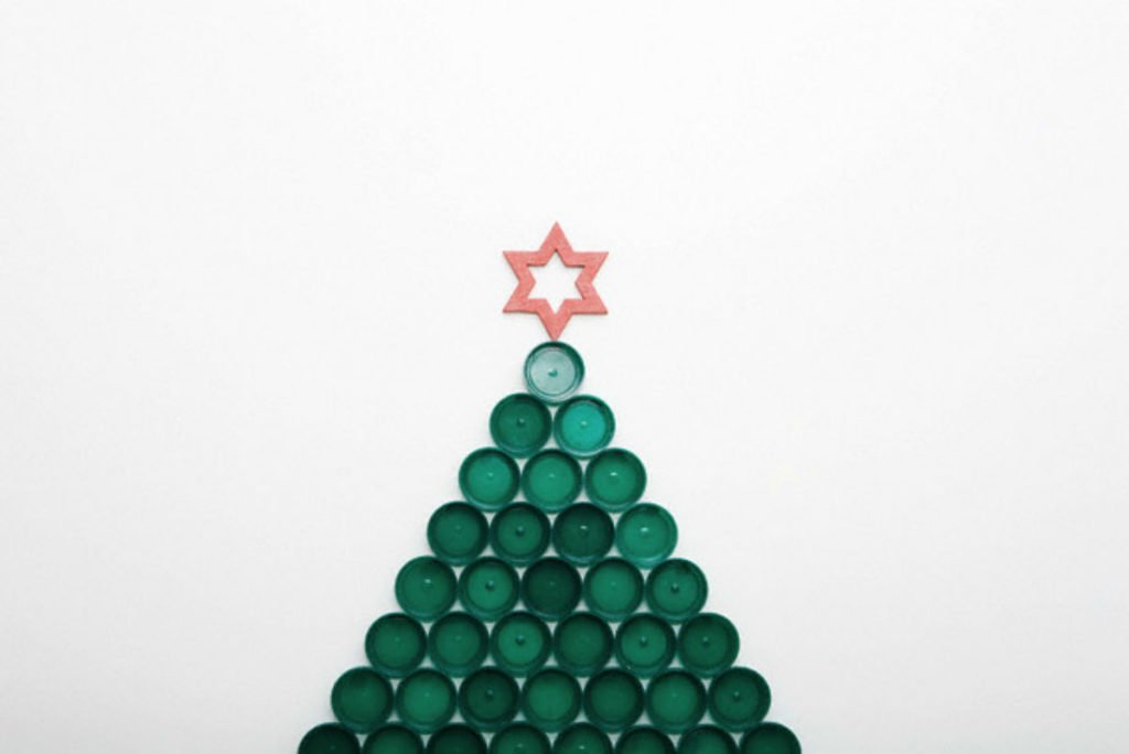 Albero di Natale costruito con bottiglie di vetro